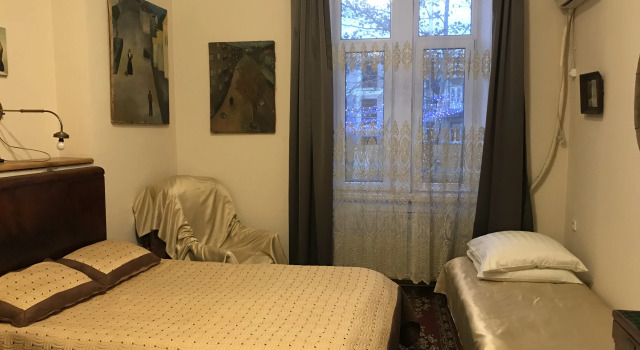 Четырёхместный номер Standard с красивым видом из окна Gutsa Artists Mini-Hotel