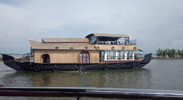 Отель Sreekrishna one Bedroom Private Houseboat, Забронировать Отель Отели штата Кералы с парковкой, Парковка