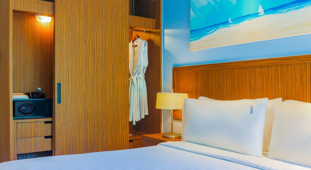 Четырёхместный люкс Family с балконом Holiday Inn Resort Phuket Surin Beach by IHG
