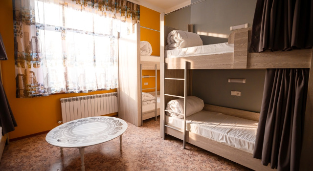 Postel ve společném pokoji Mountain Road Hostel