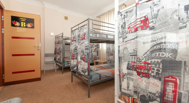 Кровать в общем номере (мужской номер) с красивым видом из окна Хостел Самовар