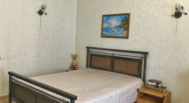 Luxury Apartment with Balcony on the Yalta Embankment, Book Apartment Yalta 