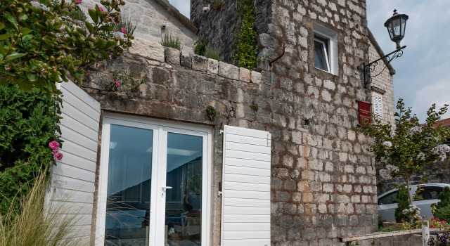 Djurisic Guest House, Book Pension Hoteller i Kotor Riviera med parkering, Parkering