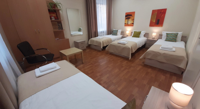 Кровать в общем номере Grace Hotel