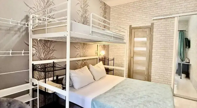 Трёхместный номер Comfort с балконом Меблированные комнаты Роза Ветров