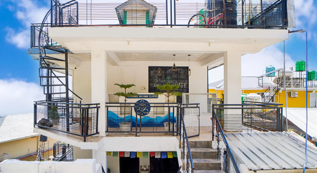 Хостел Young Monk Hostel & Cafe Dharamkot