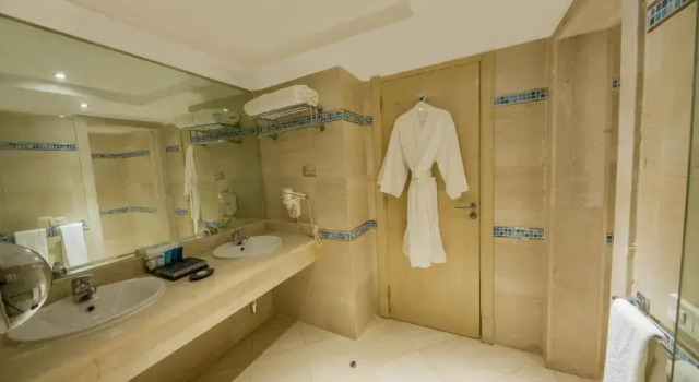 Двухместный полулюкс с балконом и рядом с пляжем Sunrise Crystal Bay Resort -Grand Select