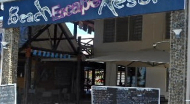 Кровать в общем номере Отель Beach Escape Resort
