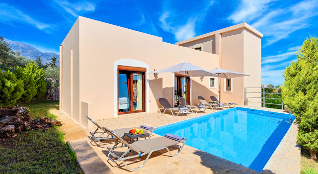 Вилла с 4 комнатами с балконом и с красивым видом из окна Вилла Cretan Sunny Villa Heated Pool