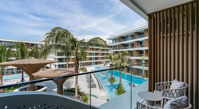 Двухместный номер Premier Plus с балконом и с видом на бассейн Курортный Отель Kora Beach Resort Phuket