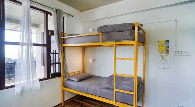 Кровать в общем номере с балконом Хостел Young Monk Hostel & Cafe Dharamkot