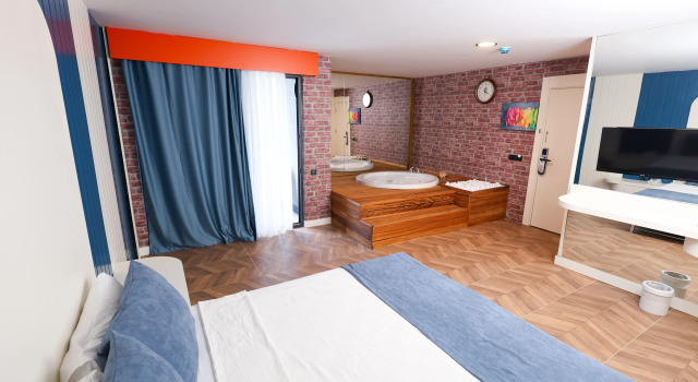 Люкс с балконом и с видом на бассейн Forest In Hotel