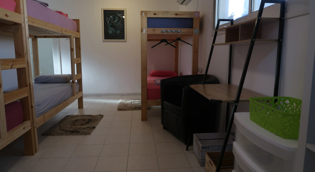 Bett im Wohnheim mit Balkon und mit Blick auf den Innenhof Ahla Plus Hostel