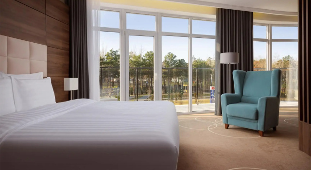 Апартаменты с 2 комнатами с балконом и с видом на бассейн Отель Miracleon Movenpick Resort & SPA Anapa 5*