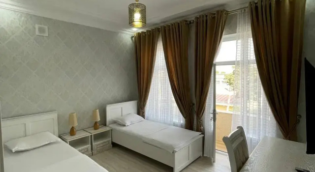 O podwyższonym standardzie dwuosobowy pokój i balkonem i z widokiem Izumrud Palace Hotel