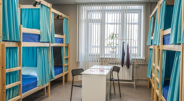 Кровать в общем номере с балконом и с видом на город Хостелы Рус -Новосибирск