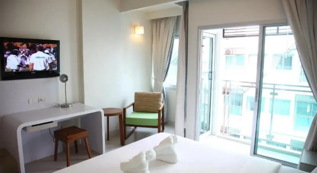 Двухместный номер Deluxe с балконом Отель Sunshine Hotel & Residences