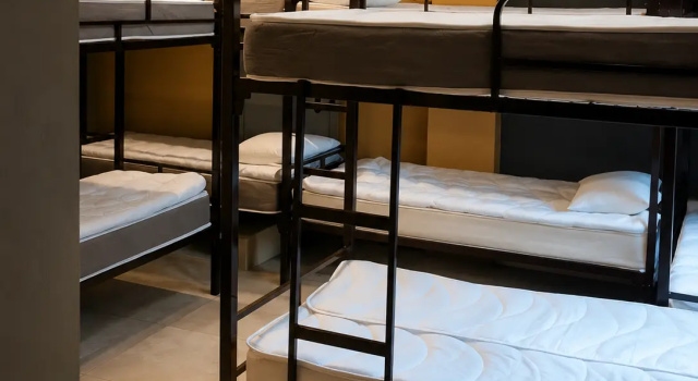 Letto in camerata con vista sulla città Krysha Hostel