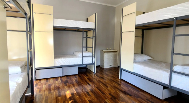 Кровать в общем номере Хостел New Darhans Hotel