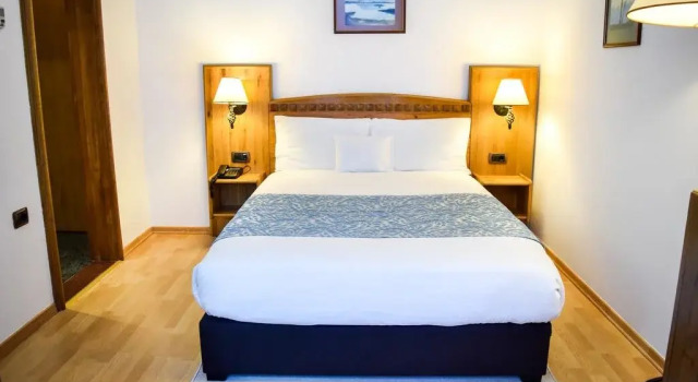 Отель Xheko Imperial, Забронировать Отель Отели в центре Тираны, в центре, Парковка, 5*