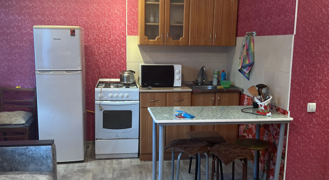 Uyutnaya Studiya V Tsentre Goroda 1 Etazh Flat, Buchen Sie Ferienwohnung Hotels in Jüdische Autonome Oblast mit Parkplatz, Parkplätze