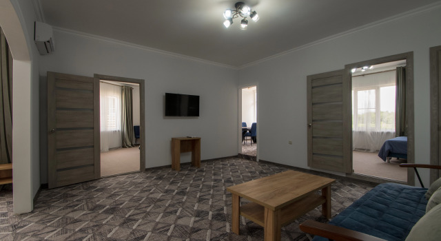 Гранд де Люкс-Родник с балконом и с красивым видом из окна Отель Rodnik Village&Spa