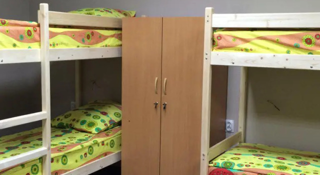 Кровать в общем номере Хостел Happy House на Холмогорова