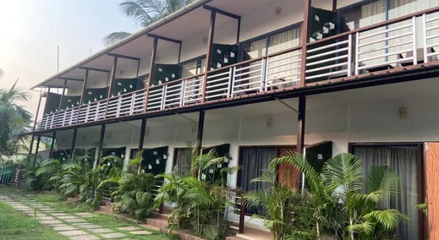 Hotel YogiTree beach Resort & Cafe