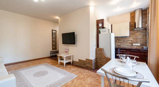 Rumer V Tsentre Minska Ryadom S Parkom Chelyuskintsev Apartments, Buchen Sie Ferienwohnung Minsk Minskaja Woblasz