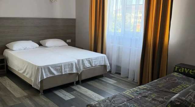 Пятиместные апартаменты Comfort с 2 комнатами с балконом и с красивым видом из окна Гостевой дом ЭлеОн Хаус