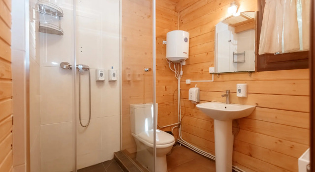 Вилла с балконом и с видом на озеро Курортный отель Poiana Bradului Complex Hotelier & Restaurant
