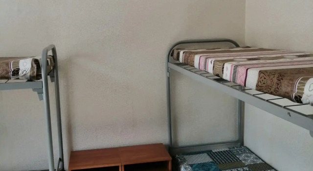 Кровать в общем номере с красивым видом из окна Хостел Разместим на Академической
