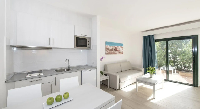 Трёхместные апартаменты Superior c 1 комнатой Отель THB Flora Aparthotel