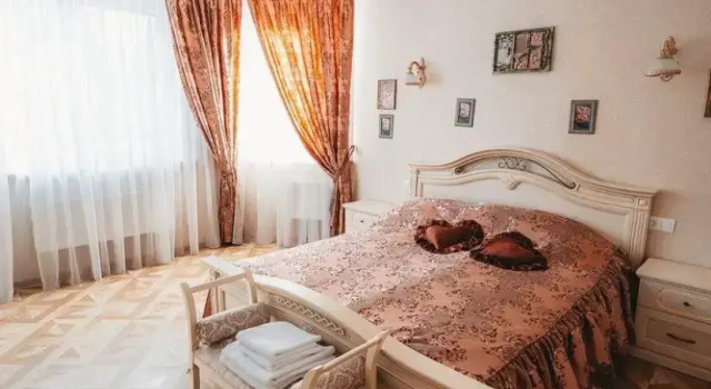 Шестиместный коттедж с 6 комнатами с балконом и с видом на сад Частный дом На Кедровом переулке