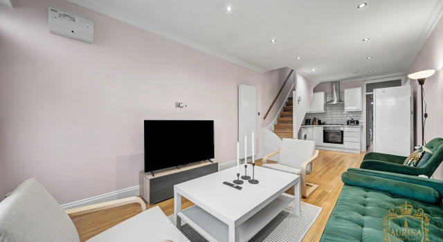 Elegant Stay in London with Private Parking & Patio | 7 mins walk to Norbury Station Flat, Varaa Huoneisto Asunnot kohteessa Merseyside, Huoneisto