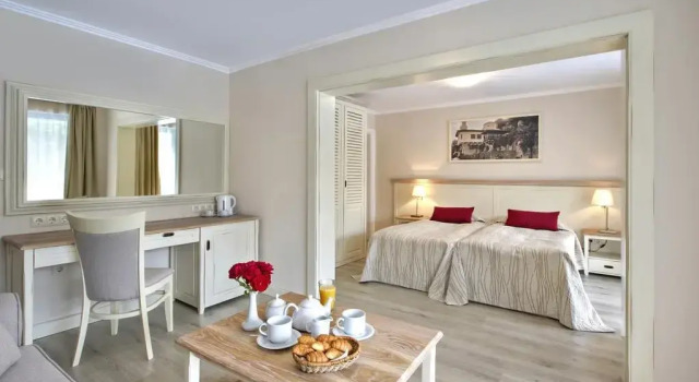 Полулюкс с балконом и с красивым видом из окна Курортный отель White Rock Castle Suite SPA