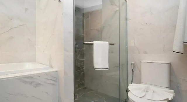 Трёхместный полулюкс с балконом и с видом на бассейн Отель Wekata Luxury