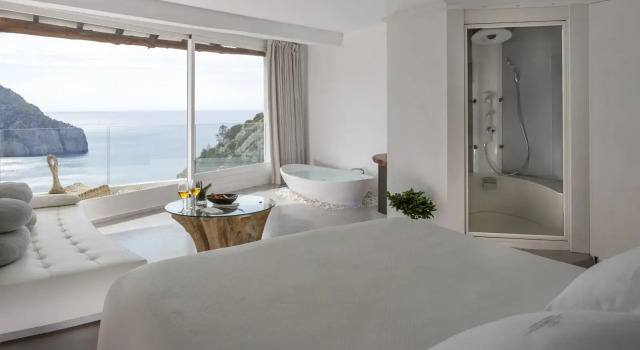 Люкс Family с балконом и с видом на море Отель Hacienda Na Xamena, Ibiza