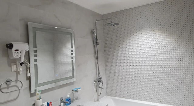 Двухместный люкс с балконом и с видом на город Отель Karvon Plaza