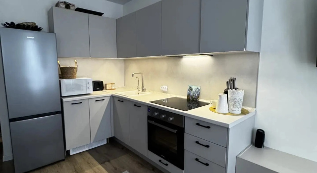 Uyutnaya Studiya v 5 Zarechnom Flat, Buchen Sie Ferienwohnung Hotels in Tyumen Region mit Parkplatz, Parkplätze