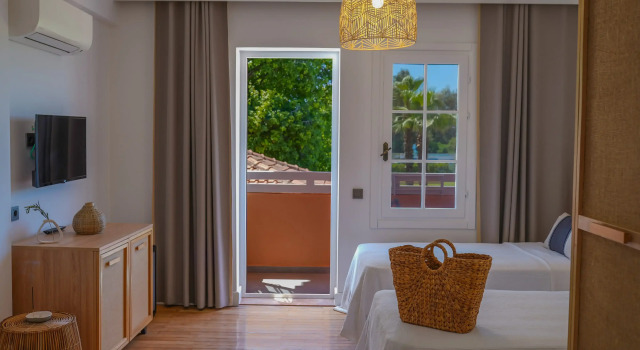 Четырёхместный семейный люкс с балконом и с красивым видом из окна Hotel Club-E
