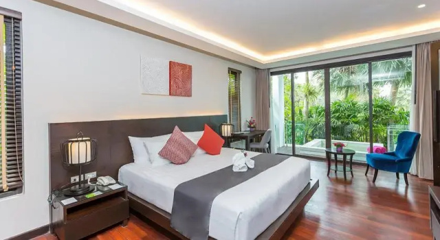 Люкс с 2 комнатами с балконом Club Wyndham Patong Hill Phuket