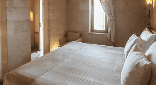 Люкс с красивым видом из окна Millstone Cave Suites Hotel