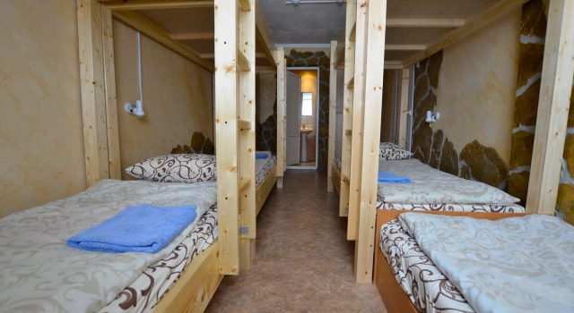 Кровать в общем номере с красивым видом из окна Хостел Судак