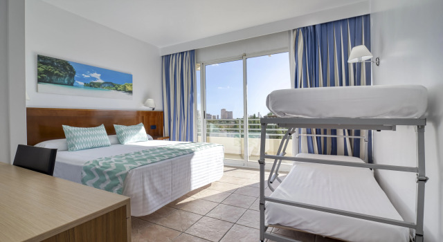 Четырёхместный номер Standard с балконом Отель Hospedium Hotel Abril