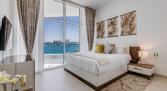 Апартаменты с 2 комнатами с балконом и с видом на море Апарт-отель Globalstay Azizi Mina Apartment with Balcony Sea View