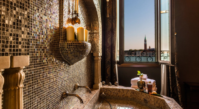 Двухместный люкс Exclusive Damasco with lagoon view Hotel Metropole Venezia