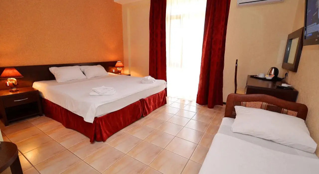 Трёхместный номер с балконом и с видом на горы Hotel Acropolis Palace