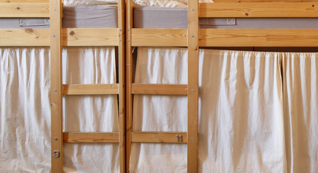 Postel ve společném pokoji pro ženy a výhledem Parus Hostel