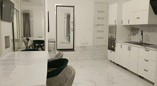 Люкс - апартаменты №1 с видом на внутренний двор Отель MAZIIZ Hotel Zelenogradsk